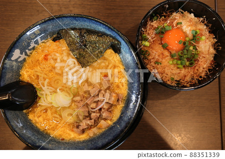 濃雞蛋拉麵和魚湯香 TKG 88351339