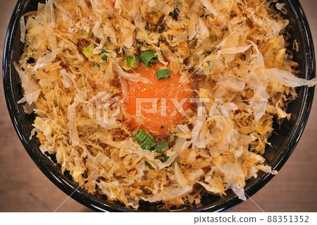 雞蛋蓋飯,配上大量鰹魚片 雞蛋蓋飯,配上大量鰹魚片 88351352