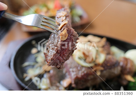 Loin steak (garlic chips) Loin steak (garlic chips) 88351360