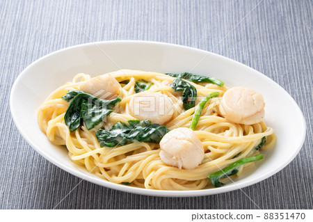 奶油醬意大利面配扇貝和菠菜。 88351470