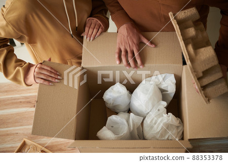 Couple Opening Box With Vases Couple Opening Box With Vases 88353378
