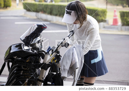 年輕女子在打高爾夫球前做準備 年輕女子在打高爾夫球前做準備 88353729