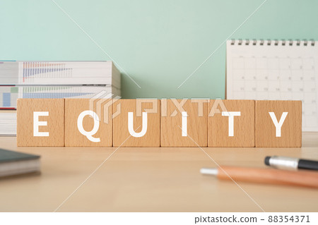 帶有標有“EQUITY”的積木的學習桌 帶有標有“EQUITY”的積木的學習桌 88354371