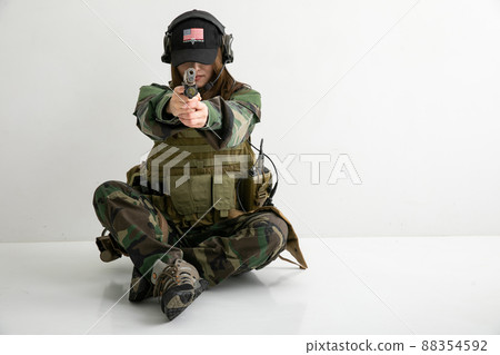 指著槍口的女兵 指著槍口的女兵 88354592