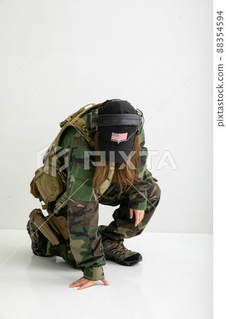 跪著的女兵 跪著的女兵 88354594