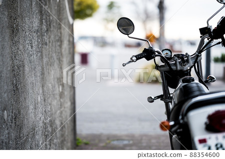 摩托車後視圖,中型摩托車 摩托車後視圖,中型摩托車 88354600
