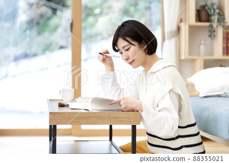 Young woman studying for qualifications 88355021