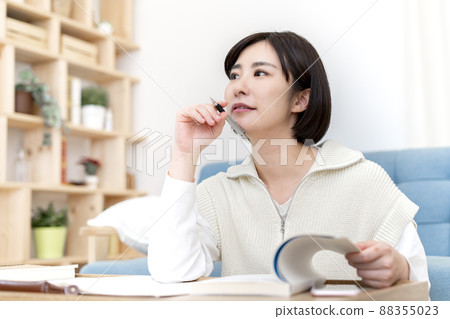 Young woman studying for qualifications 88355023