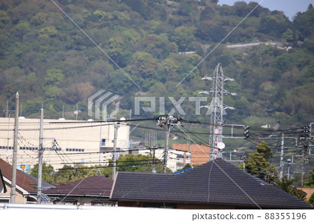 電線桿上的烏鴉巢 電線桿上的烏鴉巢 88355196