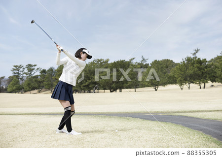 在球道上盪鞦韆的年輕女子 在球道上盪鞦韆的年輕女子 88355305