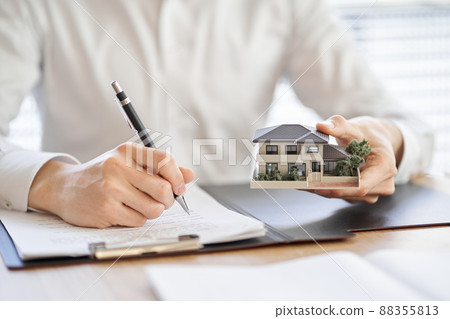 做房地產合同的亞裔商人 做房地產合同的亞裔商人 88355813