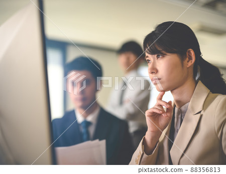 在辦公室工作的人 88356813