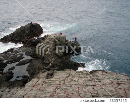 A bird's-eye view of the fishing spot "Hanare" in "Ishitorine" located off the coast of Minamiizu from the top of the rock. A bird's-eye view of the fishing spot "Hanare" in "Ishitorine" located off the coast of Minamiizu from the top of the rock. 88357235