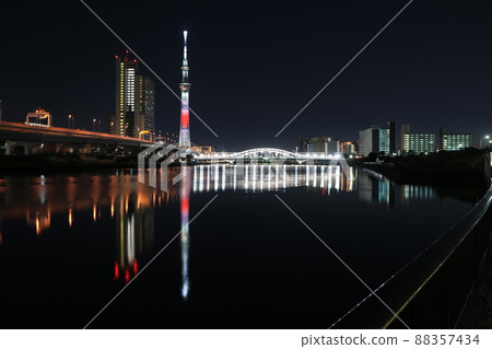 東京天空樹、白須橋和隅田川在晚上 東京天空樹、白須橋和隅田川在晚上 88357434