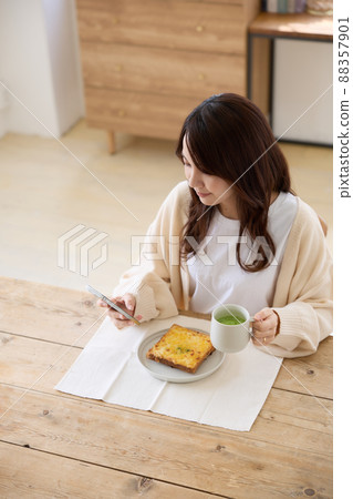 A woman to have breakfast 88357901