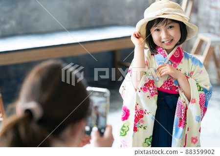 Mom's commemorative photo of a girl wearing a kimono Half adult ceremony Shichigosan photo studio Mom's commemorative photo of a girl wearing a kimono Half adult ceremony Shichigosan photo studio 88359902