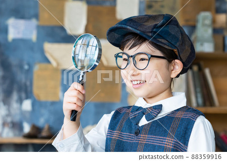 有放大鏡的男孩偵探科學男孩 88359916