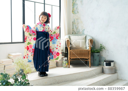 Girl wearing a hakama commemorative photo half adult ceremony Shichigosan photo studio 88359987