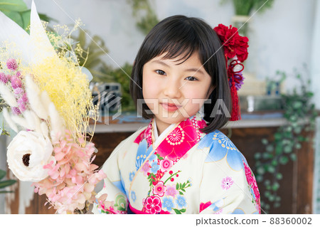 Girl wearing kimono commemorative photo half adult ceremony Shichigosan photo studio Girl wearing kimono commemorative photo half adult ceremony Shichigosan photo studio 88360002