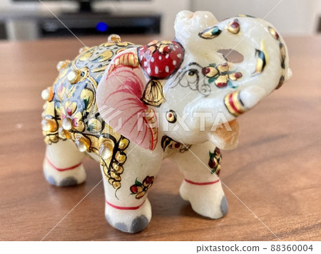 Oriental elephant figurine 88360004
