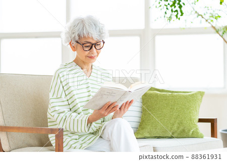Senior women reading 88361931