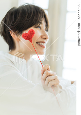 Woman with heart 88363890