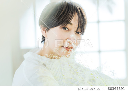 一個女人的美麗形象與鮮花 一個女人的美麗形象與鮮花 88363891