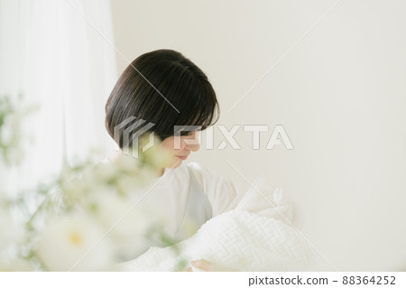 媽媽抱著一個嬰兒 88364252