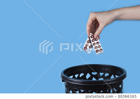 Throw away the medicine in the trash. Throw away the medicine in the trash. 88366165