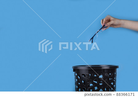 Glasses are thrown into the trash can. Glasses are thrown into the trash can. 88366171