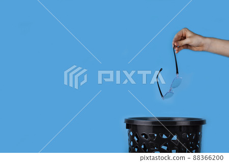 Glasses are thrown into the trash can. Glasses are thrown into the trash can. 88366200