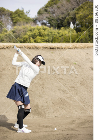 Young woman doing a bunker shot 88366830