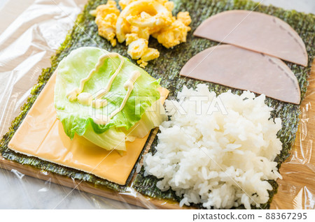 將材料放在紫菜上 88367295
