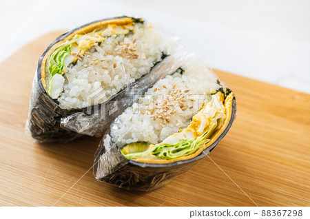 Folding rice balls completed Folding rice balls completed 88367298