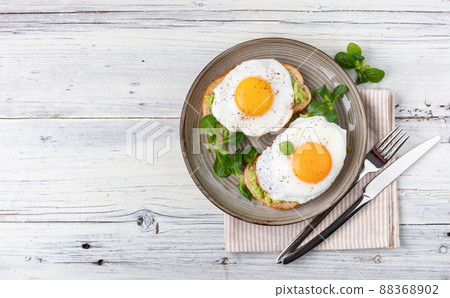 toast with fried egg 88368902