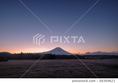 靜岡縣富士宮市朝霧高原露營地的朝日和富士山 88369621