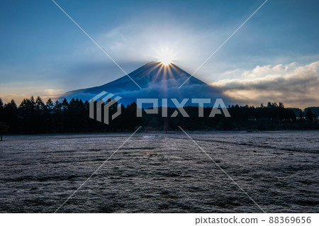 靜岡縣富士宮市朝霧高原露營地的富士山和日出 88369656