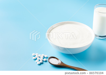 酸奶和酸奶乳酸菌補充飲料的形象 88370104