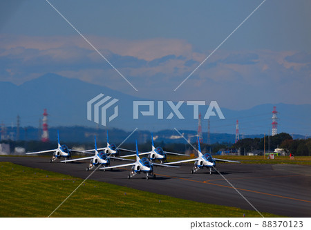 滑行到 T-4 藍色脈冲起飛 滑行到 T-4 藍色脈冲起飛 88370123