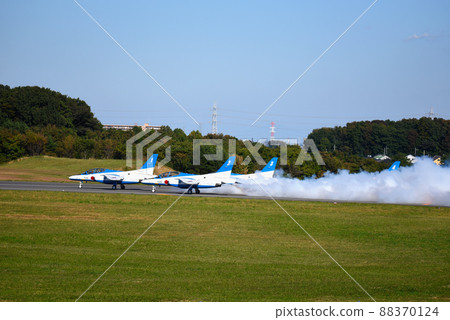T-4 Blue Impulse 起飛的煙霧測試 T-4 Blue Impulse 起飛的煙霧測試 88370124