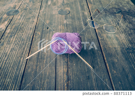 紗球、織針和眼鏡 紗球、織針和眼鏡 88371113