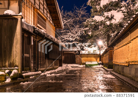 《石川縣》長町武士住宅遺址雪妝,金澤冬季 《石川縣》長町武士住宅遺址雪妝,金澤冬季 88371591