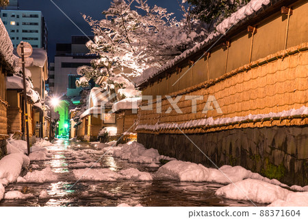 《Ishikawa Prefecture》 Nagamachi Samurai Residence Ruins of Snow Makeup, Kanazawa in Winter 88371604