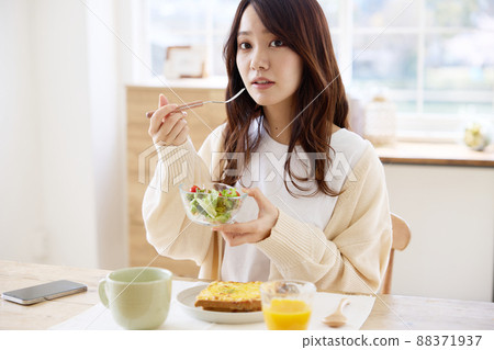 A woman to have breakfast 88371937