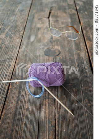 紗球、織針和眼鏡 紗球、織針和眼鏡 88371945