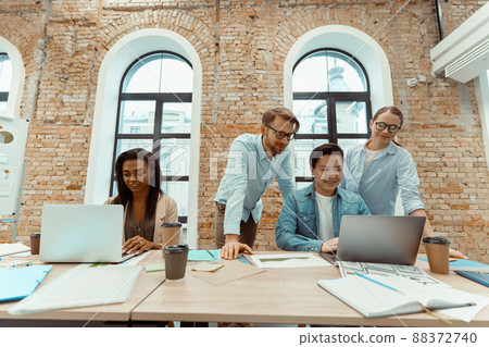 Lifestyle of multiethnic businessmen and women team in the workplace 88372740