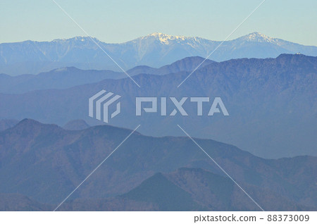Around late autumn, a distant view of the Southern Alps in early winter from Hinokihoramaru in Tanzawa 88373009