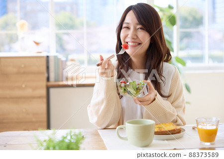 A woman to have breakfast A woman to have breakfast 88373589