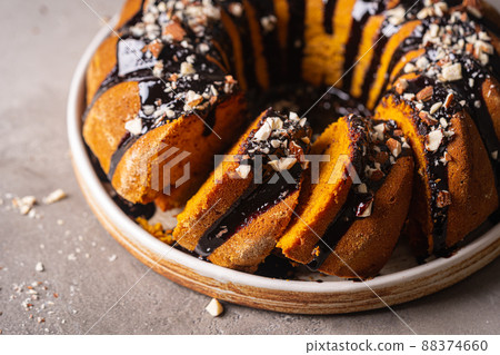 Vanilla bundt cake 88374660