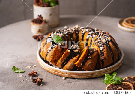 Vanilla bundt cake 88374662